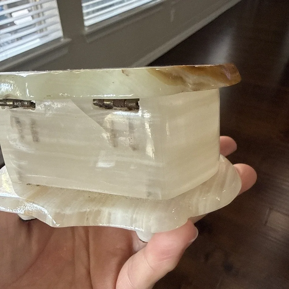 Vintage Clam Shell Shaped Onyx Alabaster Marble Trinket Jewelry Box Hinged Lid